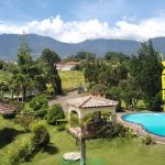 villa puncak fasilitas kolam renang, karaoke, billiard dan aula