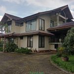 villa puncak fasilitas kolam renang, karaoke, billiard dan aula